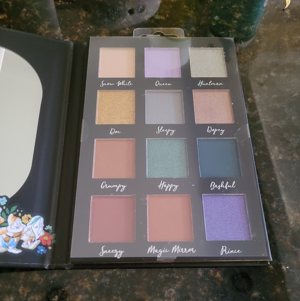 NEW Snow White & the Seven Dwarves 12 Eyeshadow Palette - Picture 3 of 3